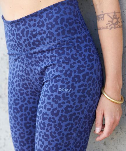 Yoga Biker Leo Flower Tencel™ Bio Baumwolle Kira - blau | color:blau | yoga damen biker leggings kira | tencel bio baumwolle | biker radler leo flower print | yoga damen bh nachhaltig