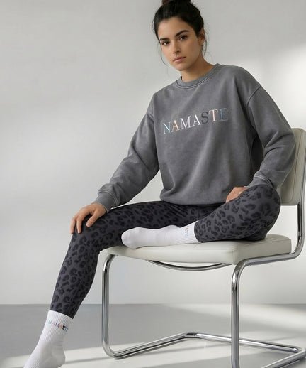 Yoga Boxy Sweater Vintage Namaste Bio Baumwolle Philia - grau | color:grau | yoga damen boxy sweater vintage namaste philia | bio baumwolle | yoga sweater vintage | yoga damen sweater nachhaltig