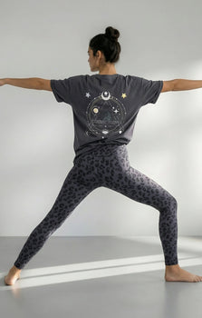 Yoga Boxy T-Shirt Cosmic Flow Bio Baumwolle Tencel™ Sora - grau | color:grau | yoga damen boxy shirt sora | bio baumwolle tencel | yoga shirt cosmic flow | yoga damen t-shirt nachhaltig