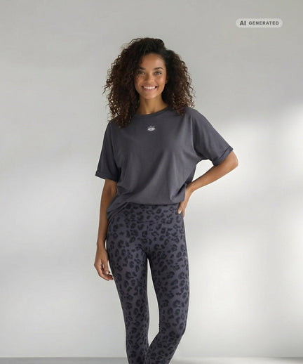 Yoga Boxy T-Shirt Cosmic Flow Bio Baumwolle Tencel™ Sora - grau Yoga Boxy T-Shirt Cosmic Flow Bio Baumwolle Tencel™ Sora - grau – AI GENERATED / KI-GENERIERT