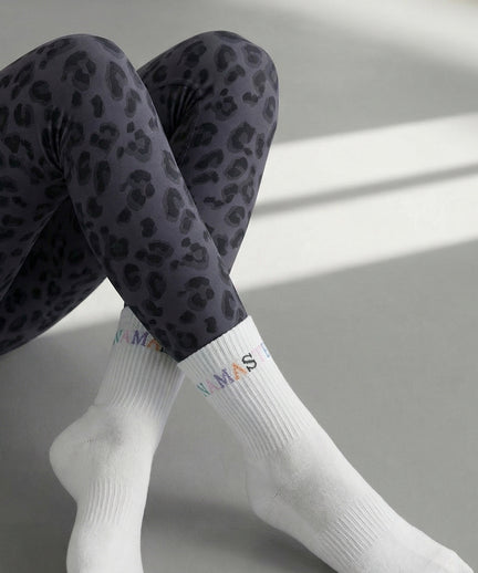 Yoga Sportsocken Namaste 2.0 Bio Baumwolle Ava - weiß | color:weiss | yoga damen yoga socken namaste ava | bio baumwolle recycelt polyester | yoga sportsocken namaste | yoga damen yoga sportsocken nachhaltig