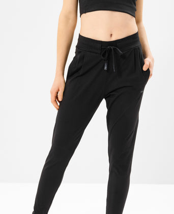 Yoga Basic Harem Pants Organic Cotton Hanna - black | color:schwarz | yoga damen basic harem pants hanna | bio baumwolle | yoga hose basic | yoga damen harem pants nachhaltig