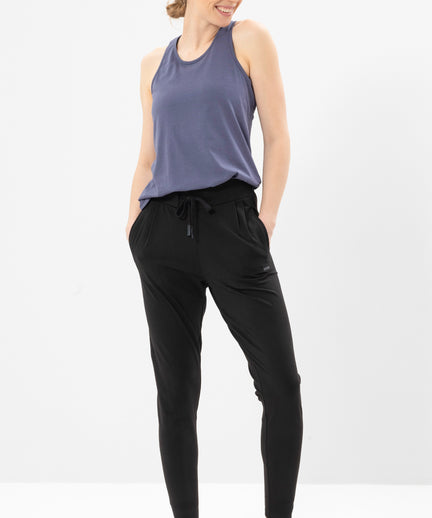 Yoga Basic Harem Pants Bio Baumwolle Hanna - schwarz | color:schwarz | yoga damen basic harem pants hanna | bio baumwolle | yoga hose basic | yoga damen harem pants nachhaltig