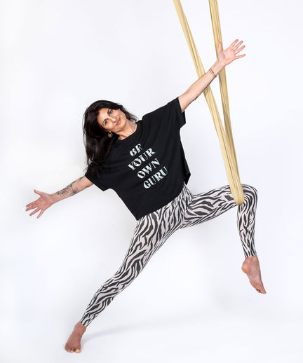 | color:schwarz |Yoga Boxy T-Shirt Be Your Own Guru by SOULYOGA Berlin 108 schwarz |bio baumwolle