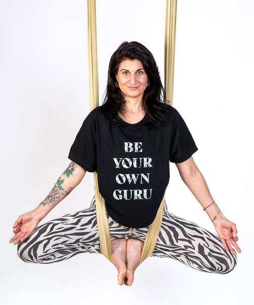 Yoga Boxy T-Shirt Be Your Own Guru by SOULYOGA Berlin - schwarz