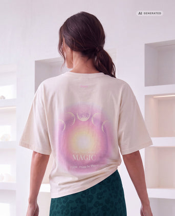 Yoga Boxy T-Shirt 2.0 Aura Bio Baumwolle Sora - weiß Yoga Boxy T-Shirt 2.0 Aura Bio Baumwolle Sora - weiß – AI GENERATED / KI-GENERIERT