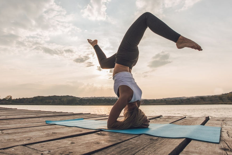 Kopfstand im Yoga: Warum er gesund für dich ist und wie du ihn lernst