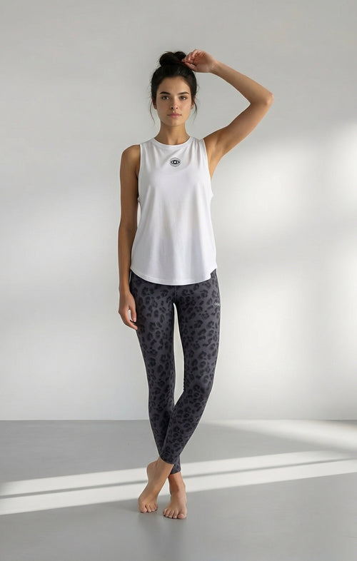 | color:weiss | yoga damen athletic tank tara | bio baumwolle tencel | tank top cosmic leopard | yoga damen tank top nachhaltig