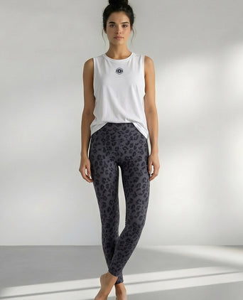 | color:weiss | yoga damen athletic tank tara | bio baumwolle tencel | tank top cosmic leopard | yoga damen tank top nachhaltig