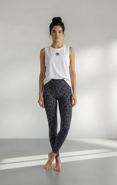 | color:weiss | yoga damen athletic tank tara | bio baumwolle tencel | tank top cosmic leopard | yoga damen tank top nachhaltig