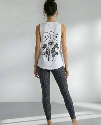 | color:weiss | yoga damen athletic tank tara | bio baumwolle tencel | tank top cosmic leopard | yoga damen tank top nachhaltig