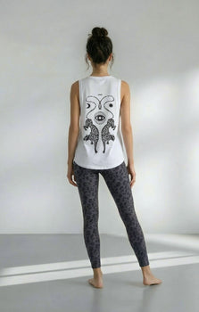 | color:weiss | yoga damen athletic tank tara | bio baumwolle tencel | tank top cosmic leopard | yoga damen tank top nachhaltig