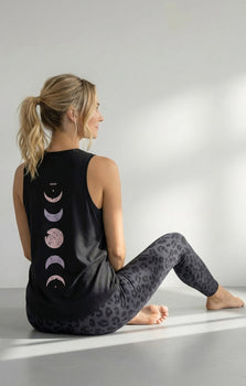 | color:schwarz | yoga damen athletic tank tara | bio baumwolle tencel | tank top moon | yoga damen tank top nachhaltig