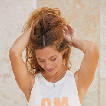 | color:weiß | Yoga Athletic Tank OM Bio Baumwolle Tencel™ Tara | OM print | yoga damen tank top nachhaltig