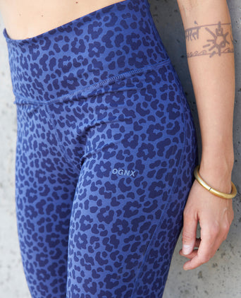 | color:blau | yoga damen biker leggings kira | tencel bio baumwolle | biker radler leo flower print | yoga damen bh nachhaltig