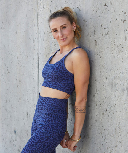 | color:blau | yoga damen biker leggings kira | tencel bio baumwolle | biker radler leo flower print | yoga damen bh nachhaltig