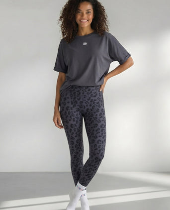 | color:grau | yoga damen boxy shirt sora | bio baumwolle tencel | yoga shirt cosmic flow | yoga damen t-shirt nachhaltig