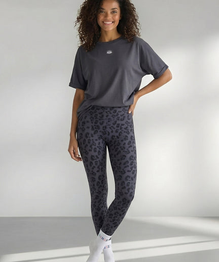 | color:grau | yoga damen boxy shirt sora | bio baumwolle tencel | yoga shirt cosmic flow | yoga damen t-shirt nachhaltig