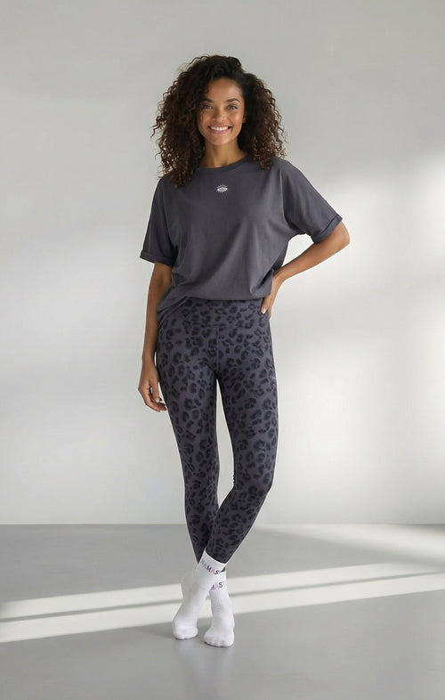 | color:grau | yoga damen boxy shirt sora | bio baumwolle tencel | yoga shirt cosmic flow | yoga damen t-shirt nachhaltig