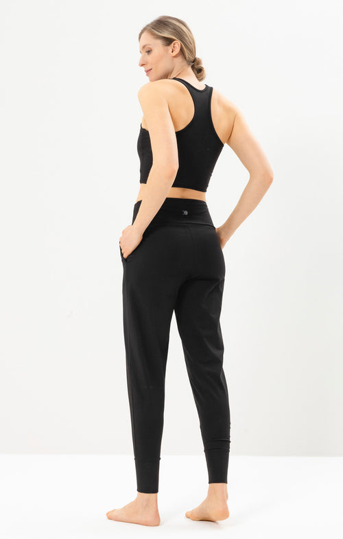 | color:schwarz | yoga damen basic lounge pants heli | bio baumwolle | yoga hose basic | yoga damen lounge pants nachhaltig