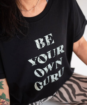 | color:schwarz |Yoga Boxy T-Shirt Be Your Own Guru by SOULYOGA Berlin 108 schwarz |bio baumwolle