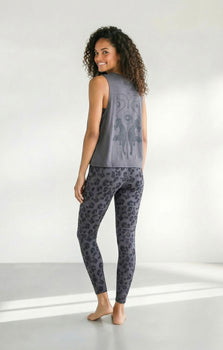 | color:grau | yoga damen boxy tank cosmic leopard | bio baumwolle tencel | yoga boxy tank top | yoga oberteil nachhaltig