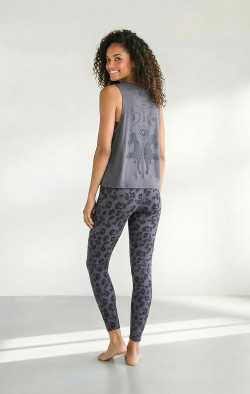 | color:grau | yoga damen boxy tank cosmic leopard | bio baumwolle tencel | yoga boxy tank top | yoga oberteil nachhaltig