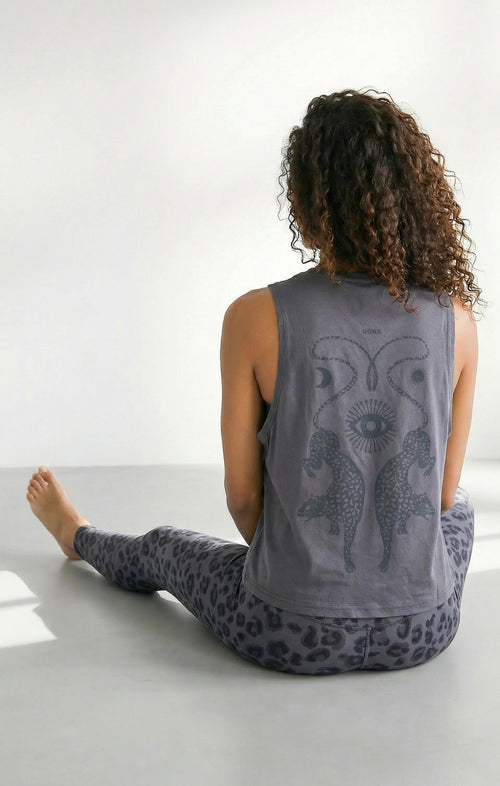 | color:grau | yoga damen boxy tank cosmic leopard | bio baumwolle tencel | yoga boxy tank top | yoga oberteil nachhaltig