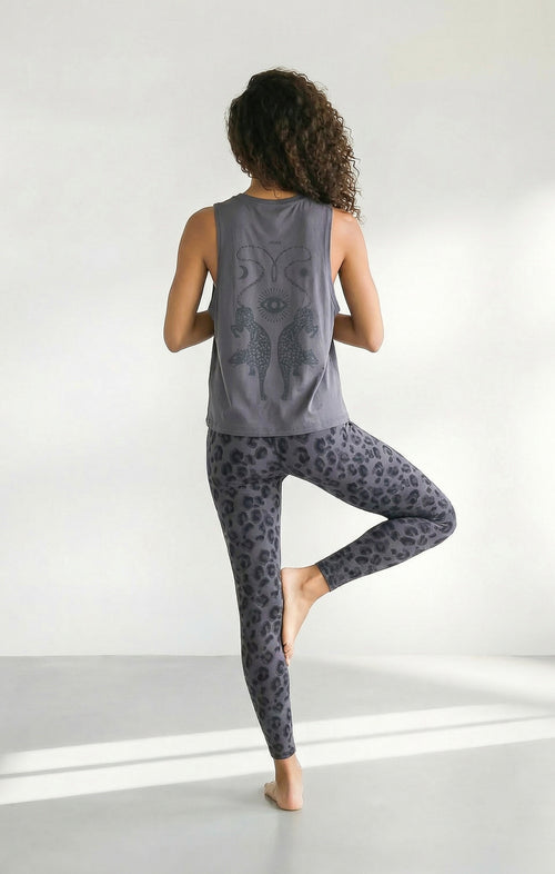 | color:grau | yoga damen boxy tank cosmic leopard | bio baumwolle tencel | yoga boxy tank top | yoga oberteil nachhaltig