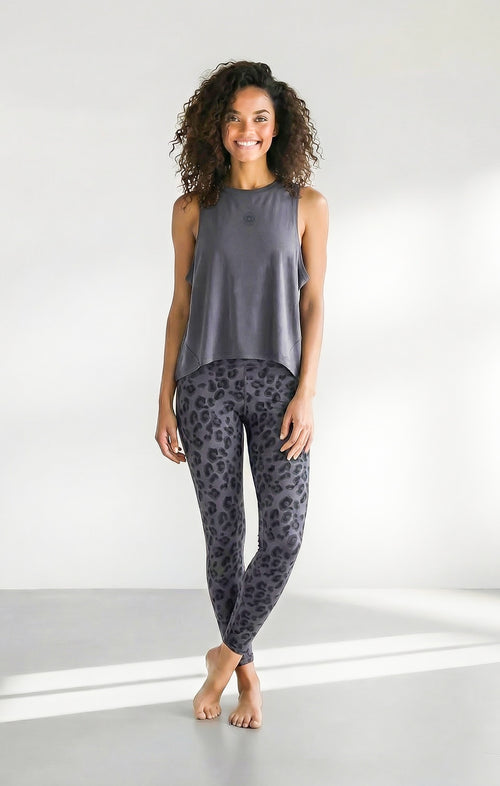| color:grau | yoga damen boxy tank cosmic leopard | bio baumwolle tencel | yoga boxy tank top | yoga oberteil nachhaltig