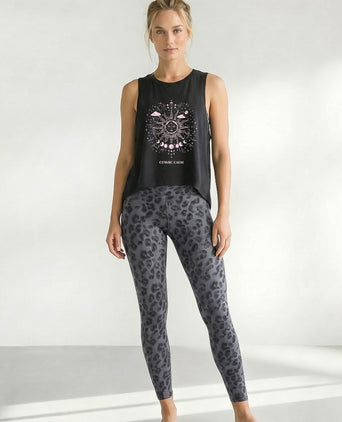 | color:grau | yoga damen boxy tank cosmic leopard | bio baumwolle tencel | yoga boxy tank top | yoga oberteil nachhaltig