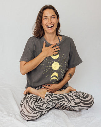 | color:grau |yoga t-shirt sinah diepold kale&cake |t-shirt mond sonne