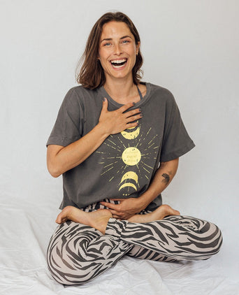 | color:grau |yoga t-shirt sinah diepold kale&cake |t-shirt mond sonne