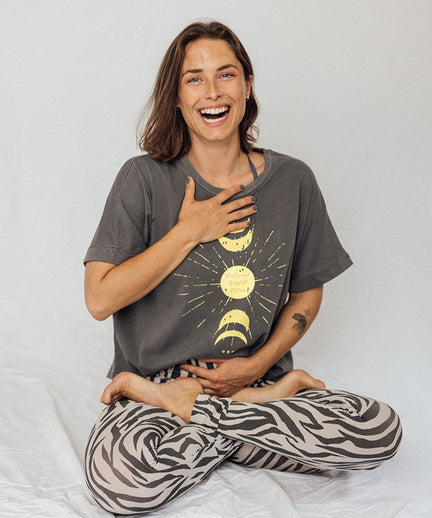 | color:grau |yoga t-shirt sinah diepold kale&cake |t-shirt mond sonne